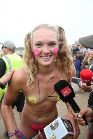 dont look - It doesn't look like she was expecting a camera in her face. Foto Porno -  EPORNER