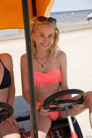 Bikini Flashing - Bikini Flash Porn Pics & Naked Photos - PornPics.com