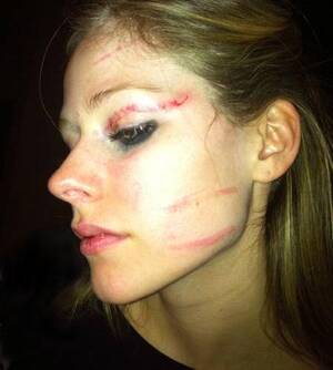 Avril Lavigne Porn Fuck - Avril Lavigne Jumped By 5 People Last Night | MyFlyCulture