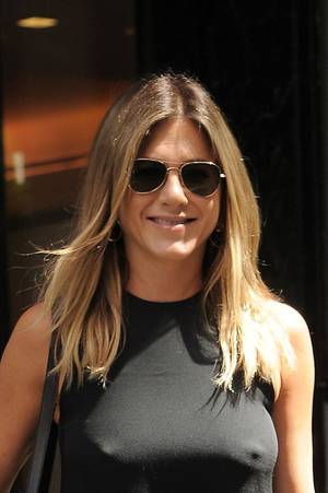 jennifer aniston no bra at beach - Jennifer Aniston finds it nippy as she steps out without bra following  pregnancy rumours - Daily .