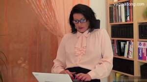 Brunette Cougar Glasses - Stunning Brunette Cougar In Glasses : XXXBunker.com Porn Tube