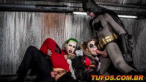 Batman Porn Xvideos - Arlequina fica dividida entre Batman e Coringa... Ela decide fuder com os  dois para decidir de qual lado estÃ¡! - XVIDEOS.COM