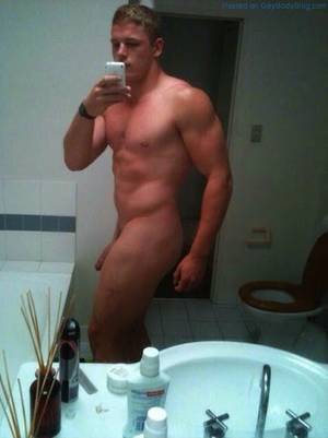 Naked Sexy Nude Selfies - Anyway, enjoy these hot guys showing it all off! ðŸ™‚