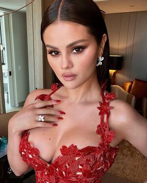 free vintage porn videos selena gomez - Selena Gomez Wore Red-Hot 'Golden Glazed Fire' Nails to the 2023 VMAs |  Glamour