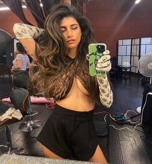 Megan Fox Xxx Captions - THESE UNSEEN PICTURES Of Mia Khalifa Are Too Cute To Handle - Porn Star  Flaunts Her Playful Personality-PICS INSIDE!