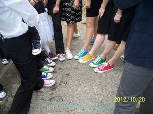 converse sneakers - Converse wedding -- Bridal party all wear different colors, bride and groom  wear black?