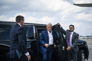 Handcuff Forced Porn - Trump Wants to Be Handcuffed for the Stormy Daniels Hush Money | The New  Republic