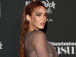 Megan Fox Bisexual Fucking - Megan Fox Posts Bikini-Clad Selfie