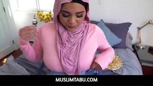 hijjab plump bbw xxx - MuslimTabu - Chubby Girl In Hijab Offers Her Virginity On A Platter - POV -  XVIDEOS.COM