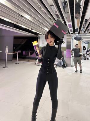 Minecraft Creeper Girl Porn Fucked - My cousin and I dressed up as a creeper and an enderman for a convention! :  r/Minecraft