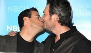 Black Shelton Adam Levine Gay Porn - Adam Levine & Blake Shelton Kiss
