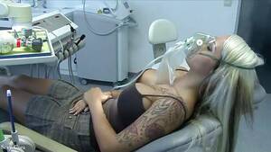 Dentista - Rubia con tetazas se la chupa al dentista - Canalporno.com