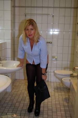 mature nude toilet - Bathroom Mature Porn Pics & Naked Photos - PornPics.com