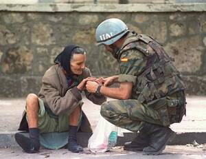 Bosnian Street Porn - Spanish soldier giving food to an elderly woman in Bosnia Herzegovina  (1992) as part of UNPROFOR during the yugoslav wars [1024x789] :  r/MilitaryPorn