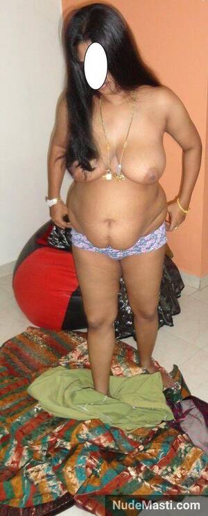 mature tits indian - Mature Indian Aunty In Saree Exposes Huge Breasts Photos