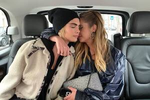 Ashley Benson Porn Bondage - Malvadas! Cara Delevingne y Ashley Benson compran potro de lujo - Revista  Ronda