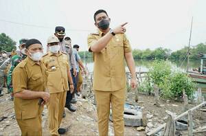 clips4sale anal - Tinjau Kampung Nelayan, Bobby Diminta Bangun Tanggul Rob