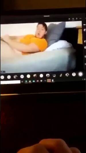 caught in class - Dude caught jerking off in zoom class - ThisVid.com em inglÃªs