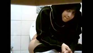 Arab Spy Porn Bathroom - Voyeur pee videos: Arab girl taking a pee in aâ€¦ ThisVid.com