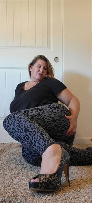 leopard pantyhose footjob - Leopard Print Shoes Porn Pics & MILF Sex Photos - IdealMilf.com