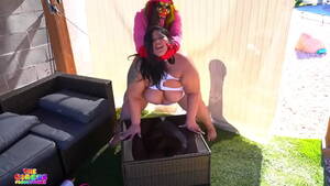 Bbw Clown Porn - Gibby the clown fucking superstar BBW to help her through - XNXX.COM