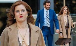 Amy Adams Camel Toe Porn - Amy Adams takes the V-neck to a new level in a plunging dress that reveals  more than her cleavage | Daily Mail Online