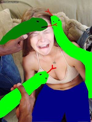 Hilorious - 1 - Girls really hate snakes.