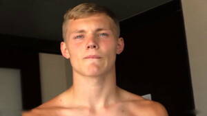 athletic dude - Slim Smooth Athletic Guy Strekes Off ver en linea