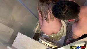 Cagar - Nos peleamos por el inodoro con mi marido porque queremos cagar -  XVIDEOS.COM