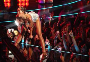 Miley Cyrus Katy Perry Porn - Miley Cyrus has most memorable moment at VMAs â€“ The Denver Post
