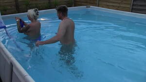 Glass Pool Sex - Curvy milf amateur with glasses fucks guy at pool party - XNXX.COM