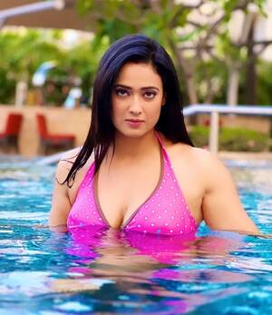 bollywood actress shweta tiwari xxx - Shweta Tiwari Turns Heads in Sexy Pink Polka Dot Bikini With Plunging  Neckline, See Hot Pics