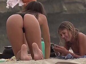 beach voyeur bent over - Voyeur caught young ass bending over on beach - Voyeurs HD