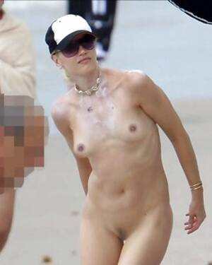 gwen stefani nude beach topless - Gwen Stefani on a NUDE Beach! Porn Pictures, XXX Photos, Sex Images  #1216445 - PICTOA