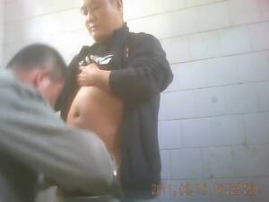 Chinese Bear Porn - Chinese bear gets bj in the pubic toilet - ThisVid.com