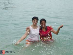 indian water porn - Indian Women bathing at sea ganga