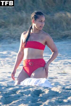 alicia keys fat - Alicia Keys Enjoys a Beach Day in Cabo (28 Photos) | #TheFappening