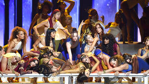 Ariana Grande Lesbian Sex - Ariana Grande's Choreographers Break Down Her VMAs Performance