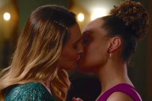 Lesbian Kissing Sex Tumblr - Good Witch' Series Finale Has First LGBTQ Kiss on a Hallmark Series