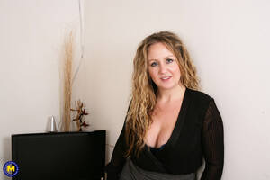 Busty Blonde Milf Masturbating - Busty blond MILF Victoria filth solo masturbation video - Mature.nl