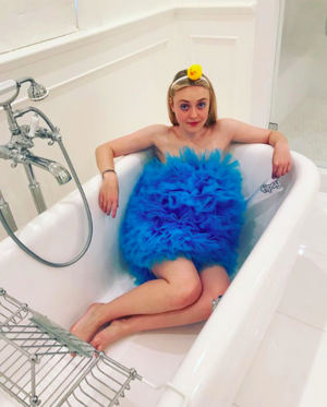 Hot Dakota Fanning Porn - Dakota Fanning bares all in a topless Instagram picture - IBTimes India