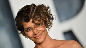 Halle Berry Porn Stories - Halle Berry Poses Nude While Drinking Wine on Her Balcony In New Pic