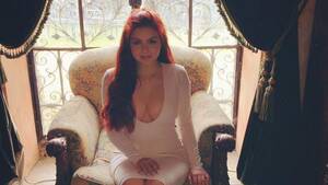 Ariel Winter Titfuck - Ariel Winter Shares a Racy, Cleavage-Baring Easter Photo | Entertainment  Tonight