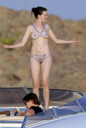 anne hathaway topless beach - Hollywood Actress Anne Hathaway Nude Image