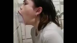 Asian Throat Bulge Porn - Asian deepthroating a dildo - XVIDEOS.COM