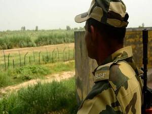 Indian Army Porn - Indian soldier plays porn during military presentation