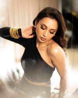 indian bengali actress mimi porn - Raktabeej actress, Mimi Chakraborty, is too hot to handle in black attire -  see now.