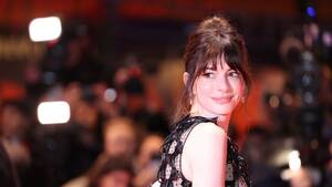 Anne Hathaway Porn Fake Tits - Anne Hathaway's Endless Legs Are So Strong In A Versace Campaign