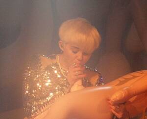 Miley Cyrus Blowjob Porn - Miley Cyrus giving a blow job to an inflatable doll, live on stage. : r/pics