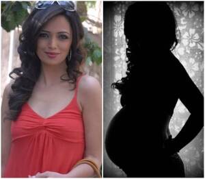 india actress roshni chopra naked - IN PICS: Bollywood actresses who FLAUNTED their BARE BABY BUMP during  pregnancy!